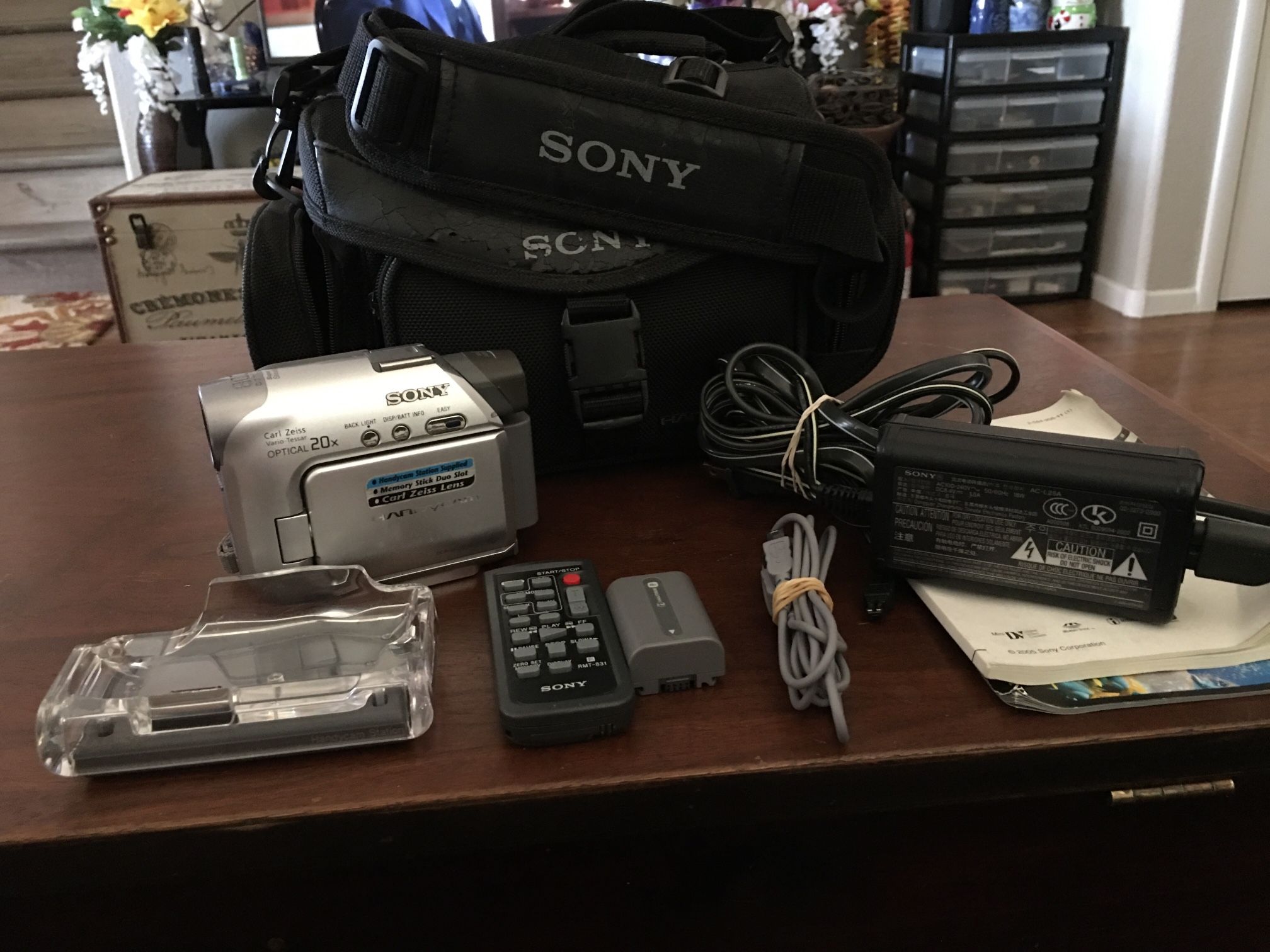 Sony DCR-HC32 Handycam MiniDV Video Camera Docking Station & Charger with carrying bag Exellent working condition like new $150.00
