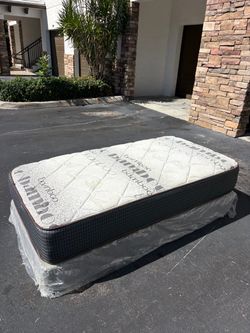 Twin-size mattress with box spring by Classic Elegance – Excellent condition