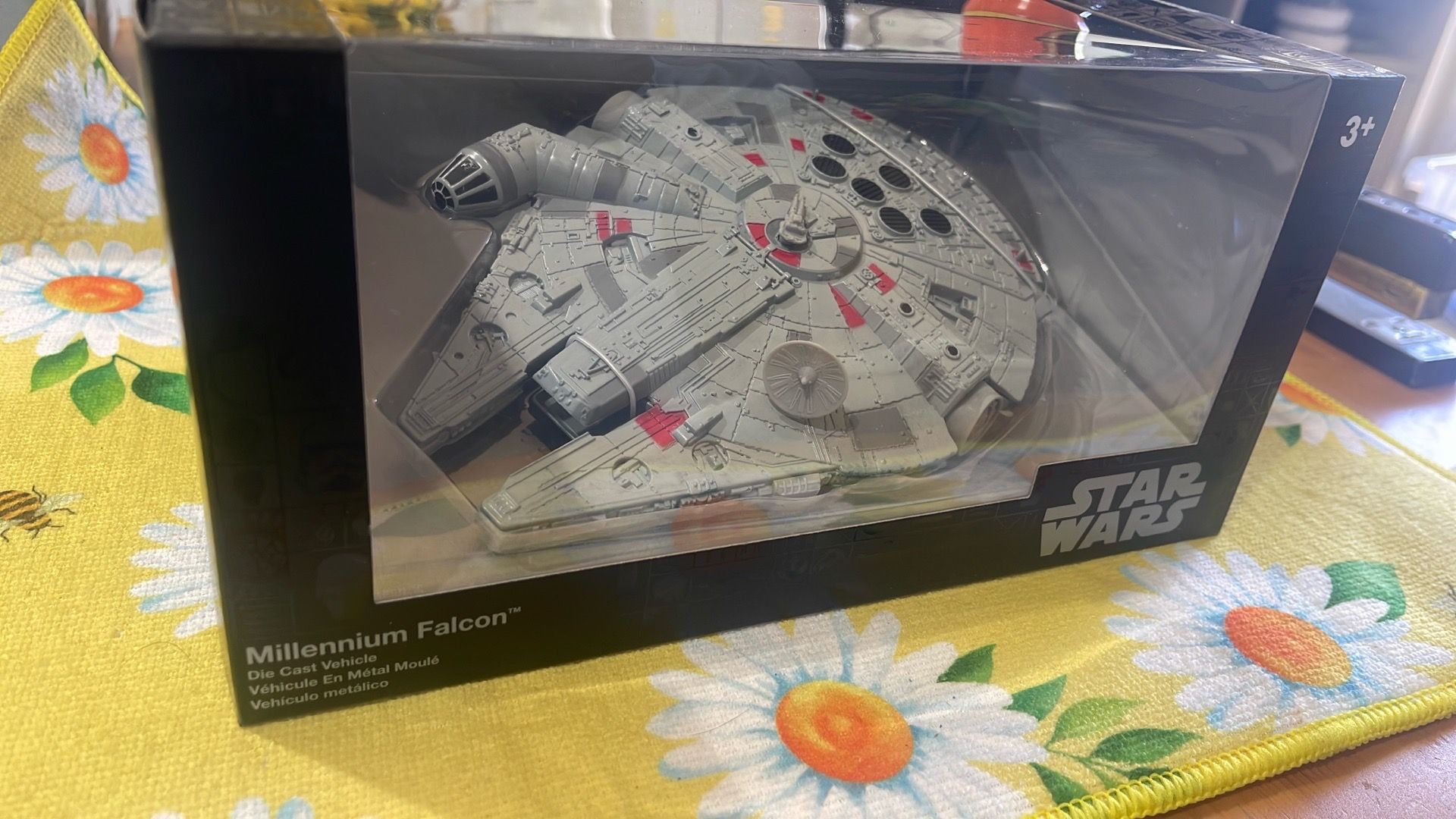 Disney Parks Star Wars Millennium Falcon Die Cast Vehicle New with Box
