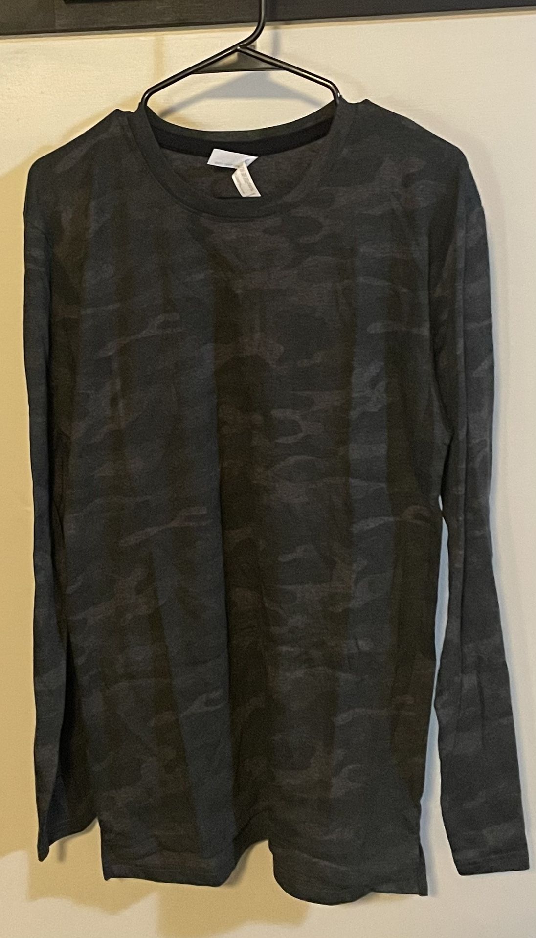 New long Sleeve dark camo Shirt Medium