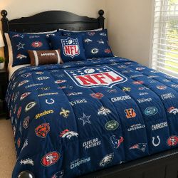 FULL SIZE POSTER BED WITH BOXSPRING 