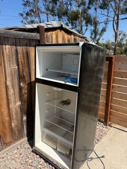 Top-Freezer Refrigerator Black Full Size