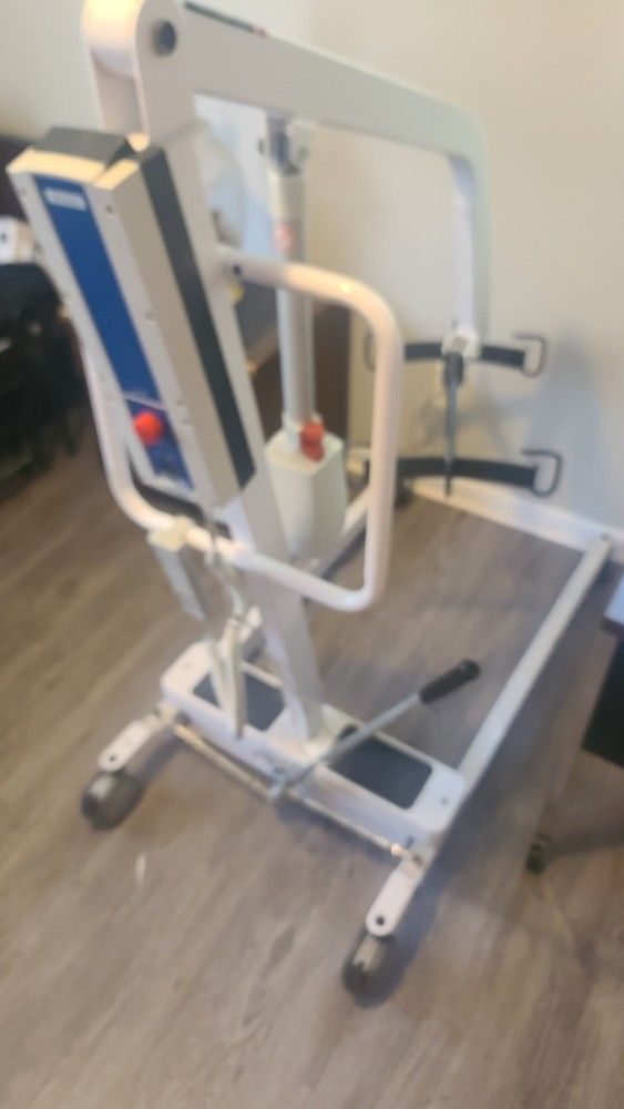 Gently Used Electric Hoyer Lift