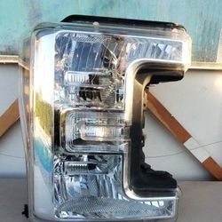 2017 -2019 FORD F250 F350 RIGHT
HEADLIGHT PASSENGER SIDE HALOGEN
GENUINE USED OEM. AA4