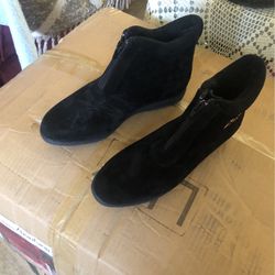 Boots Size 7 New