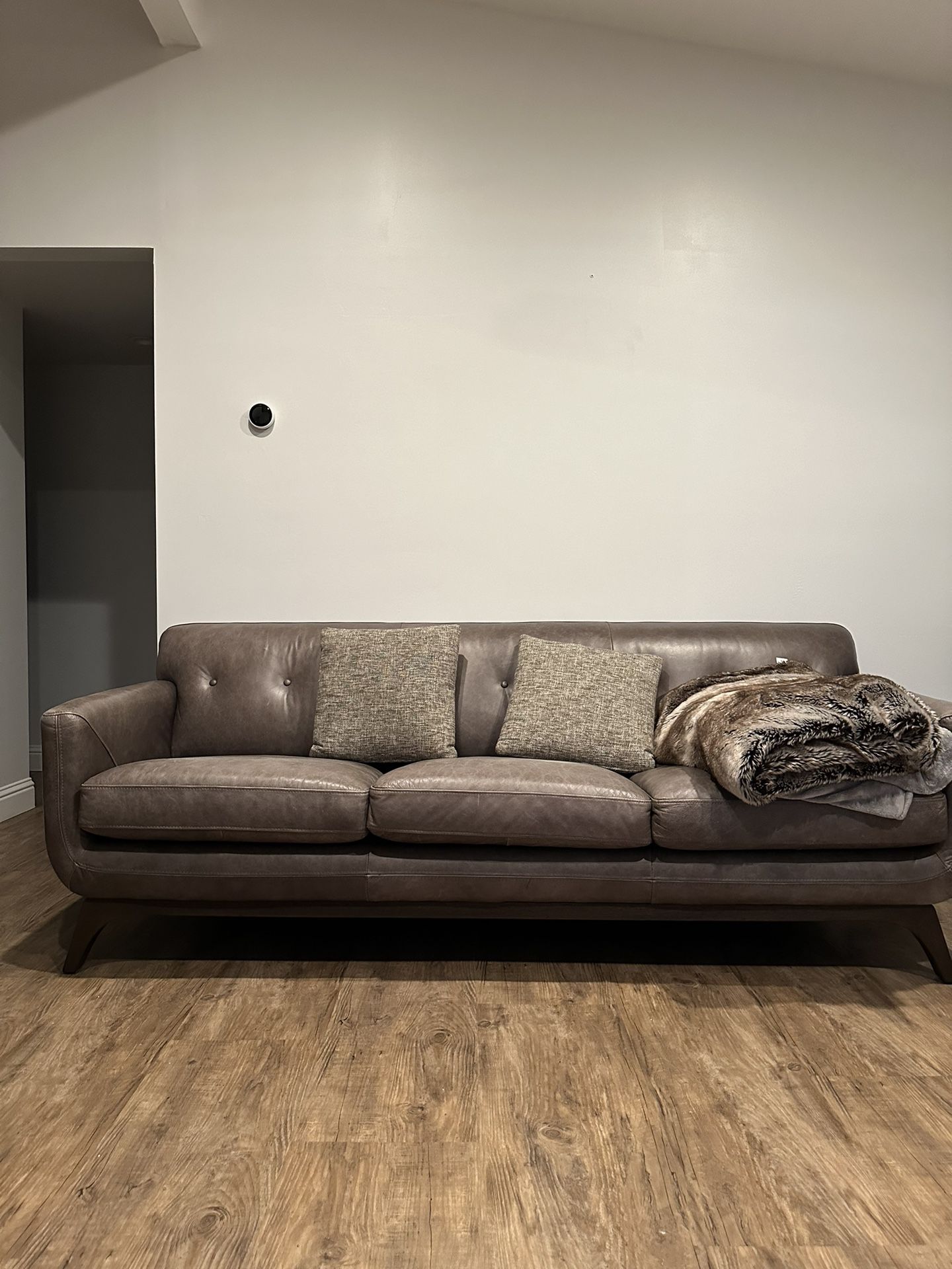 Living Spaces Sofa / Couch 