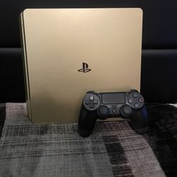 PlayStation 4 gold ( Used Like New )