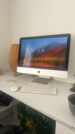 Apple Desk Top Computer With Everything