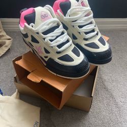 New Lv Sneakers Size 10 375$ 