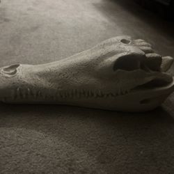 Realistic Alligator Skull Replica Faux Bone Decor