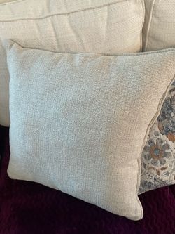 6 Decorative throw pillows