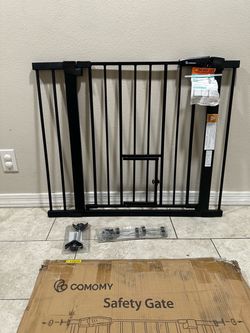 COMOMY Safety Gate with Pet Door