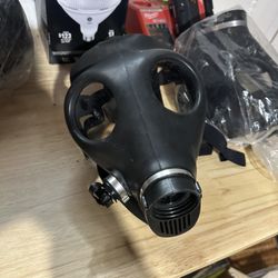 4 Gas Mask With Filters