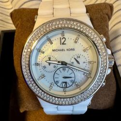 Authentic Michael Kors (MK5391) White Ceramic Quartz Chronograph Wristwatch (NEED A NEW BATTERY)