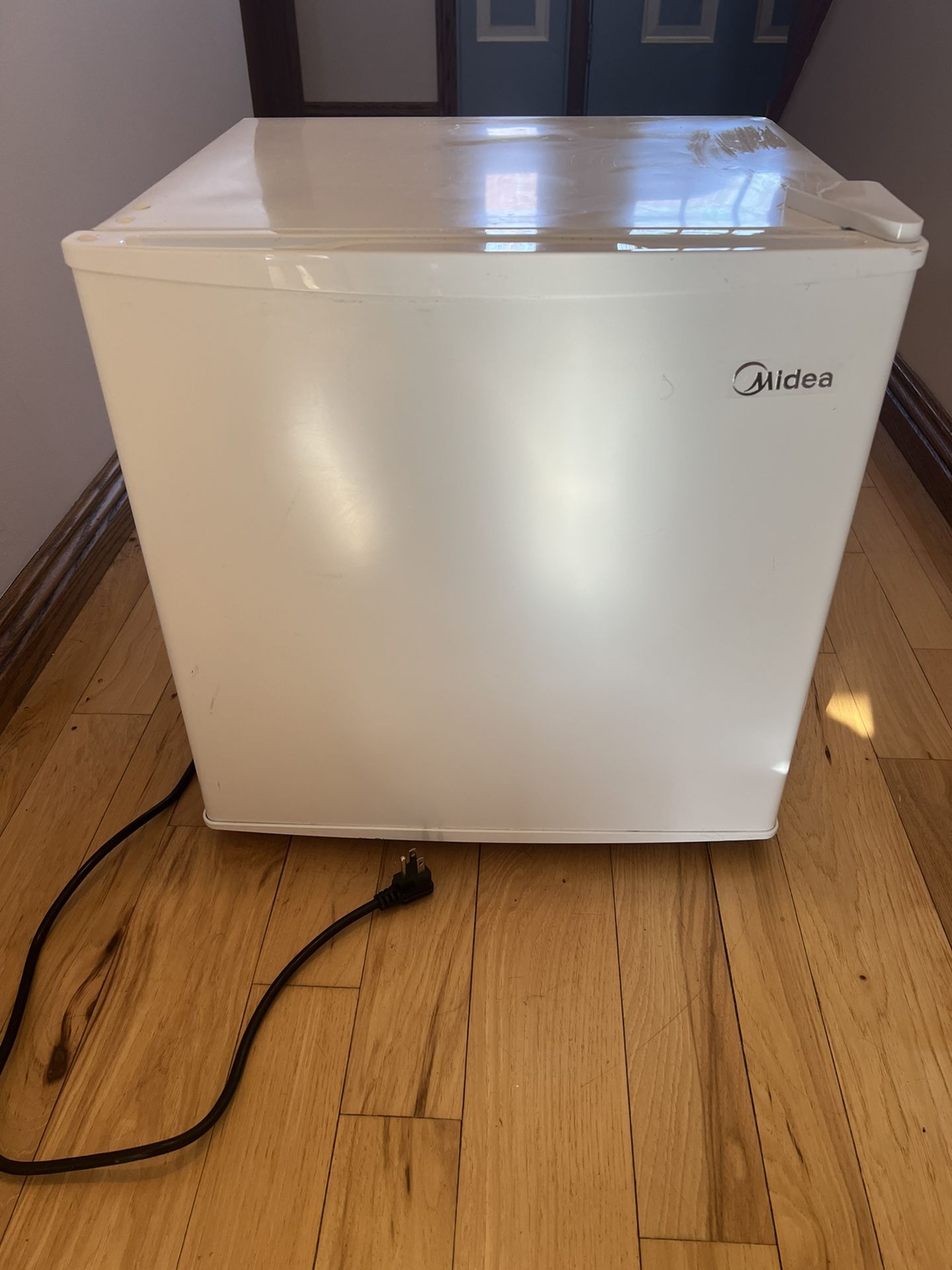 Midea Upright Mini Freezer, White, 1.1 cubic feet