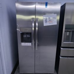 NEW SIDE BY SIDE FRRIDGIDAIRE REFRIGERATOR  WITH ICE MAKER 1 YEAR WARRANTY/1 AÑO DE GARANTIA POR ESCRITO 