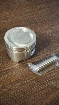 Suzuki piston heads with pins