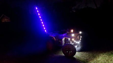 Instalamos luses LED en carros motos y cuatrimotos y . Colores como azul blanco rojo verde. Multicolores y arroz LED en rines