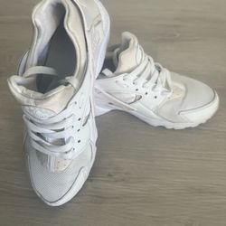 654275-110 (GS) Size 6.5 Youth Nike Huarache Run White