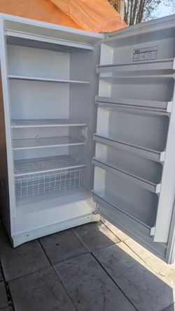 Upright freezer Kenmore 17 cubic feet works great