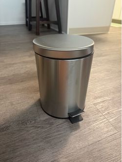 Small trash can $5