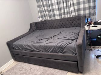 Rooms to Go Daybed with Trundlw