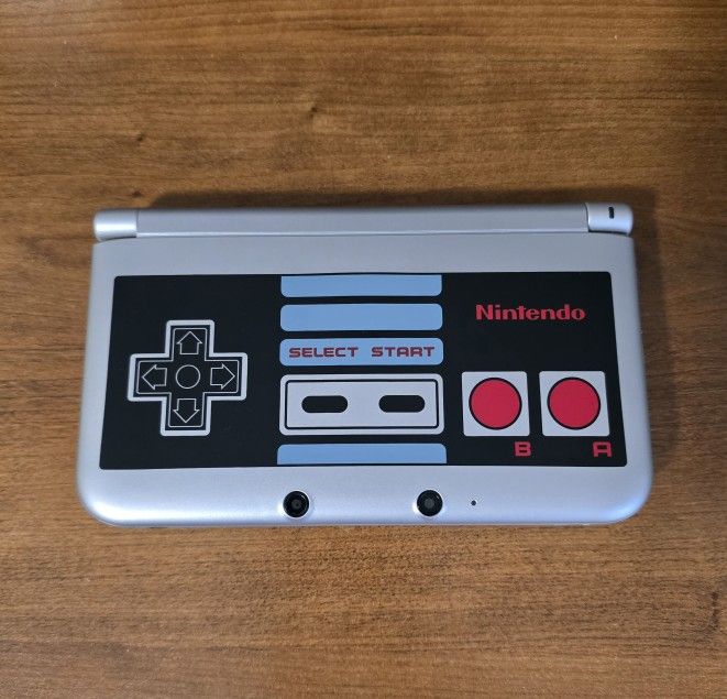 Nintendo 3DS XL Retro NES Edition