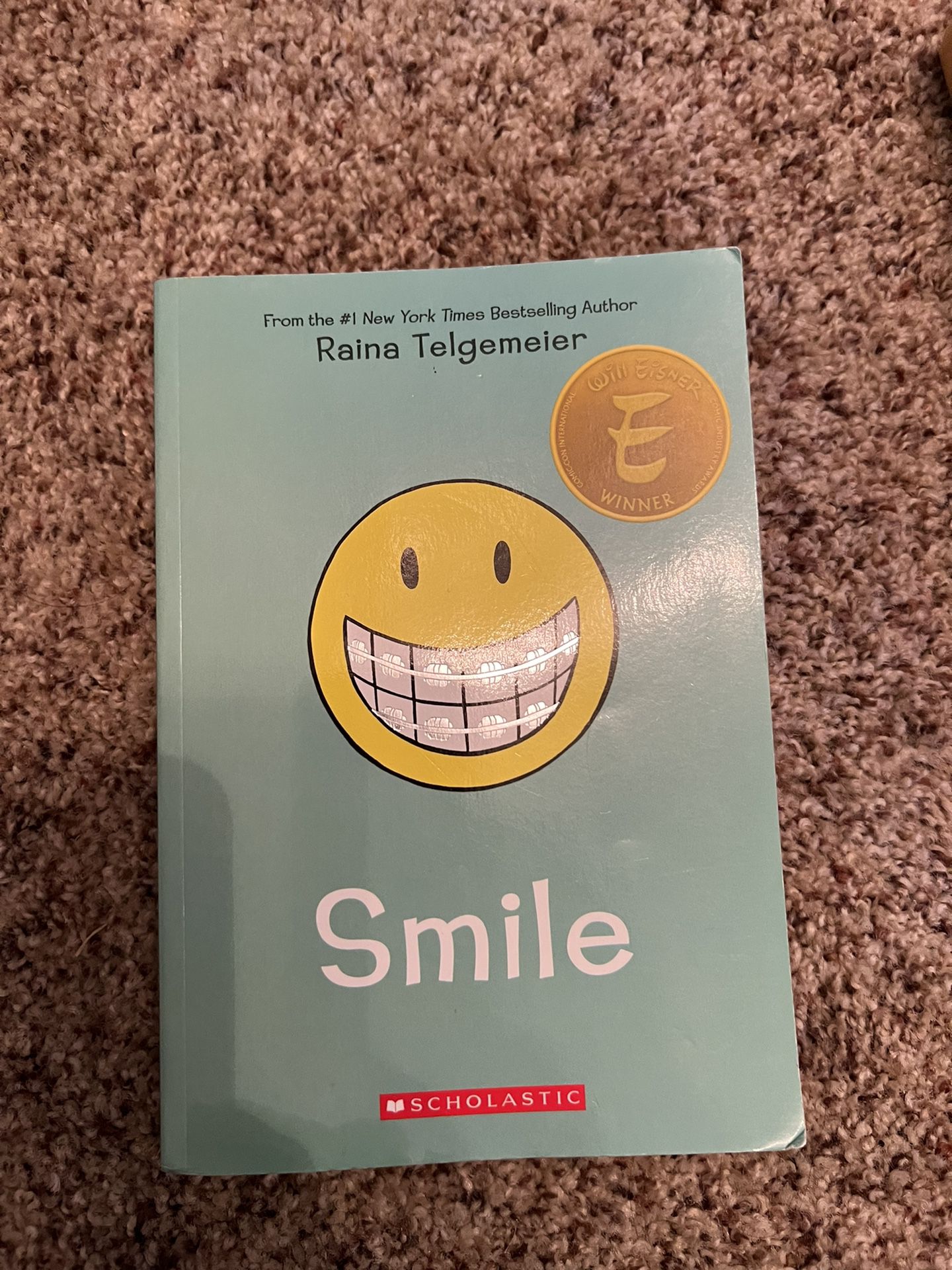 Smile by Raina Telgemeier ! Paper book 