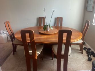 Extendable dinning table
