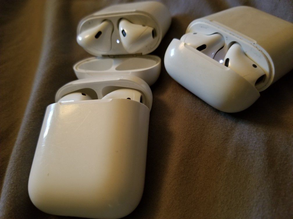Airpods 1st generation.. only 1 left 80