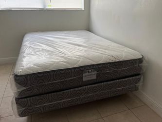 NEW MATTRESS QUEEN SIZE PLUSH WITH BOX SPRING
