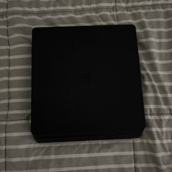 PS4 + 3 Controllers 
