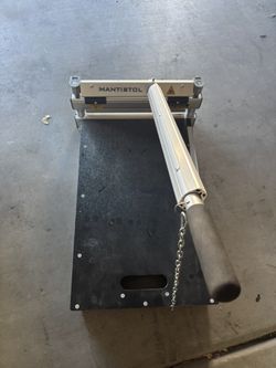 Vinyl floor cutter