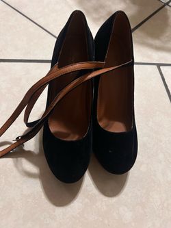 Black pumps