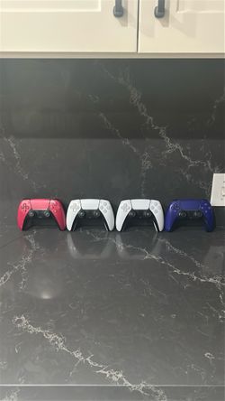 Lot of 4 PS5 Controllers