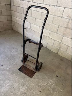 Dolly converts into cart
