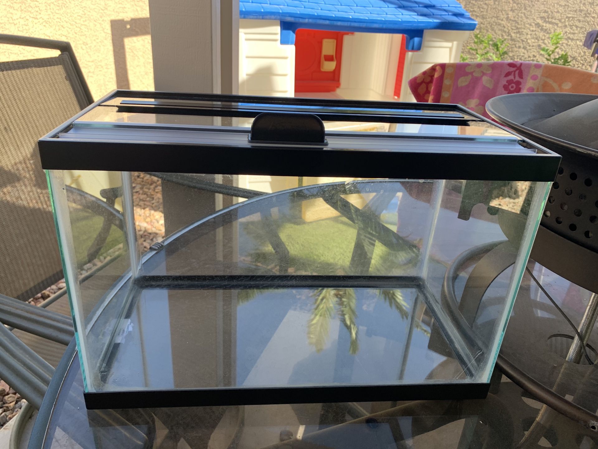 Fish Tank 5.5 Gal with lid