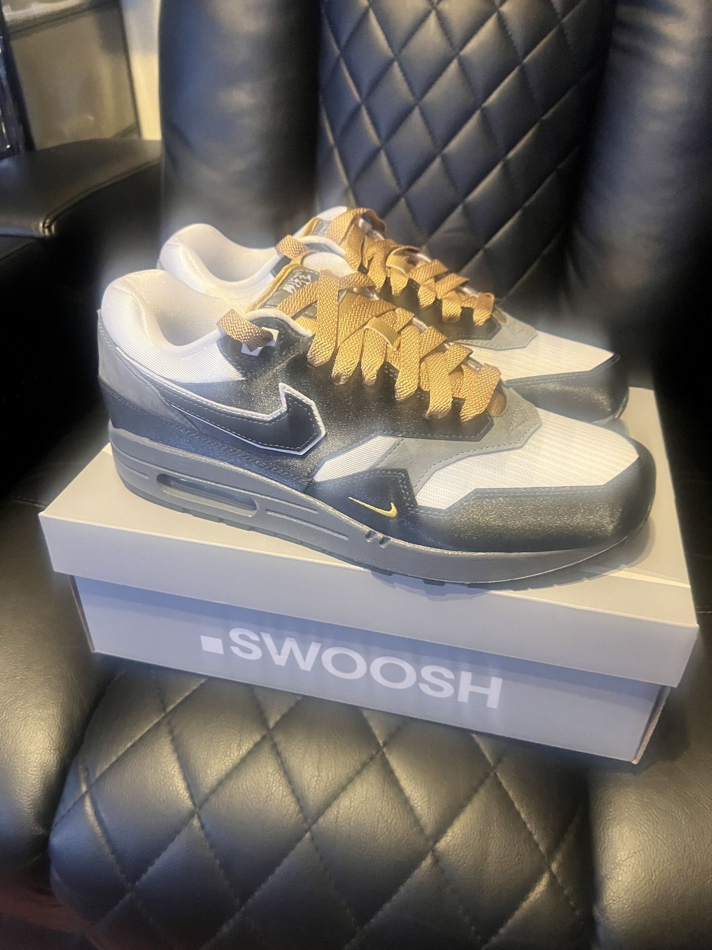 Nike Airmax 1 .Swoosh Low Poly Big Head