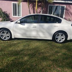 2010 Nissan Altima, SR 3.5, Luxury And Sporty