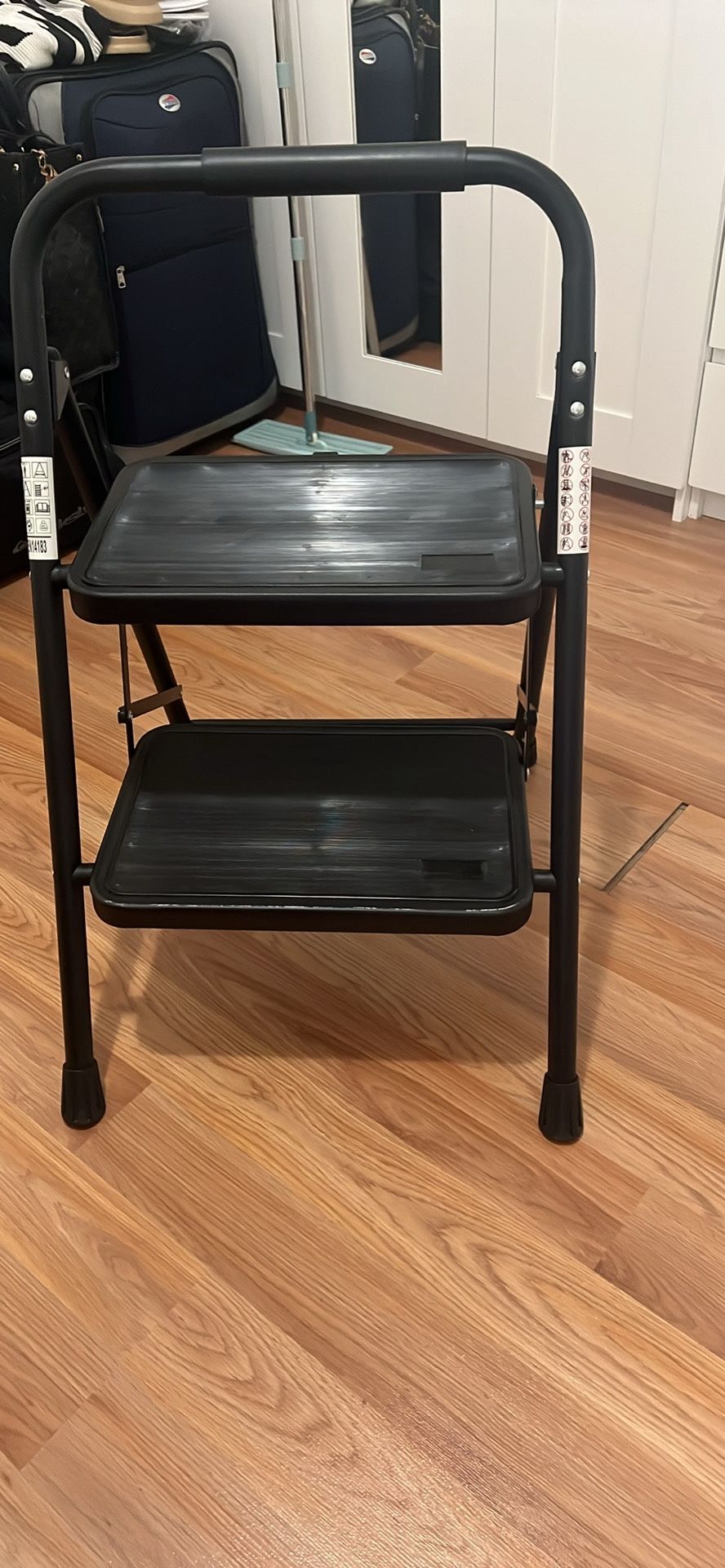 Wiberwi 2 Step Ladder Folding Step Stool for Adults with Handle 330 Lbs Capacity, Lightweight & Portable 