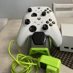 Xbox Mas Dos Controles Inalámbricos Y Cargador Doble 
