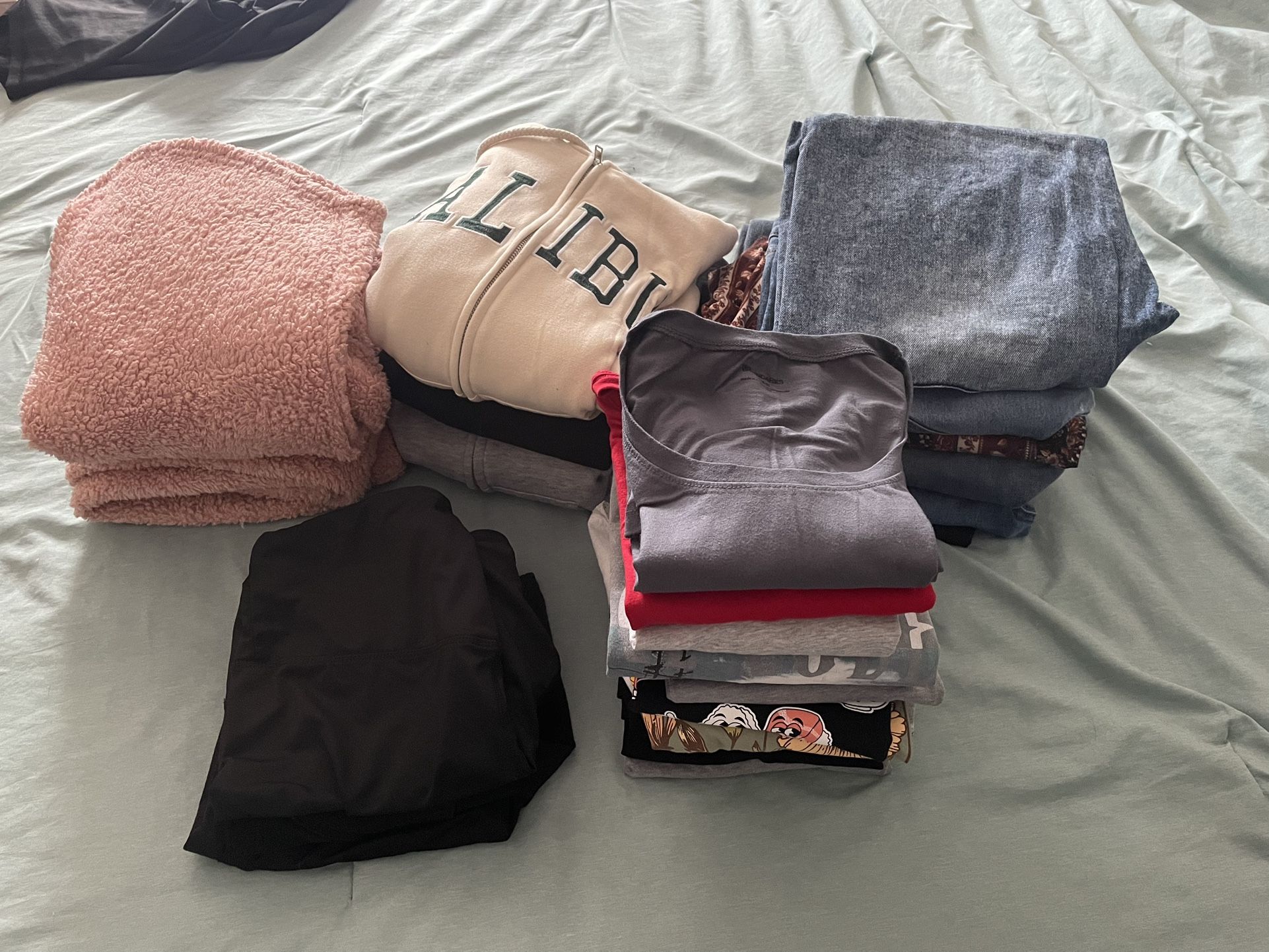 Ropa Gratis Para Alguien Que Lo Necesite. Free Clothes.