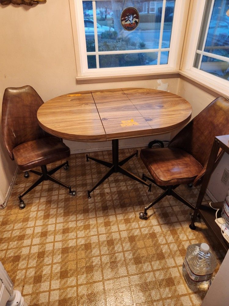 Table Vintage 2 Chairs 