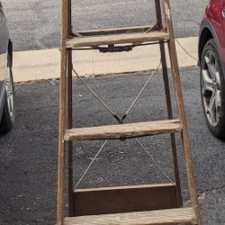 6' Wooden Ladder 