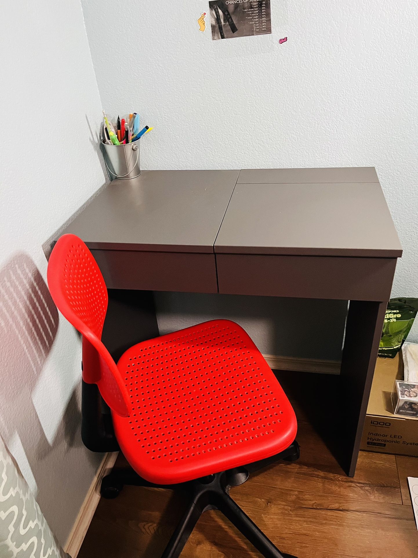 Desk/Vanity With Char