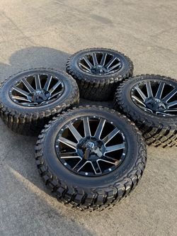 Fuel Contra 8x6.5 20” Wheels on 35” BFG KM3 Mud-Terrain Tires
