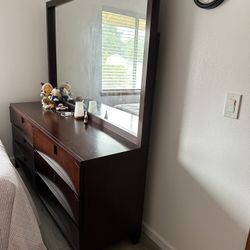 Dresser/ Mirror 