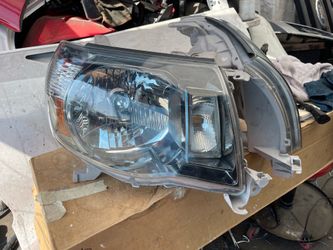 2005-2011 Toyota Tacoma headlight rh in lh side