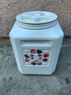 Pet food container