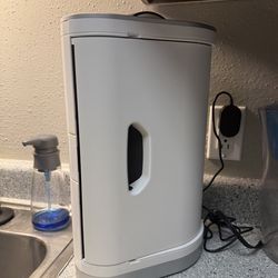 Paper towel dispenser